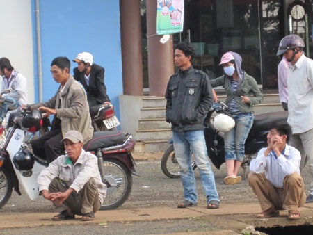 Ngàn lẻ một cảnh cha chờ con trước cổng trường thi - 11