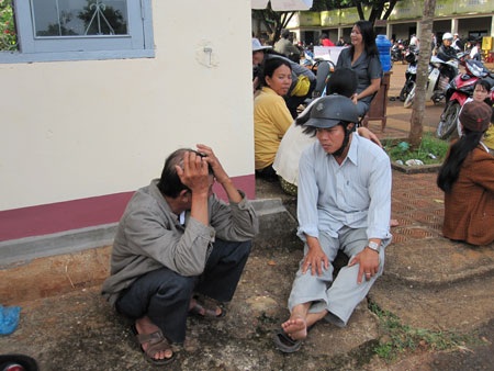 Ngàn lẻ một cảnh cha chờ con trước cổng trường thi - 12