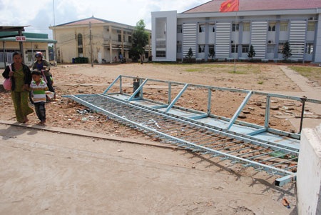 Khởi tố 30 đối tượng đập phá bệnh viện Năm Căn, cướp bóc nhà bác sĩ - 2 Khởi tố 30 đối tượng đập phá bệnh viện Năm Căn, cướp bóc nhà bác sĩ - 2