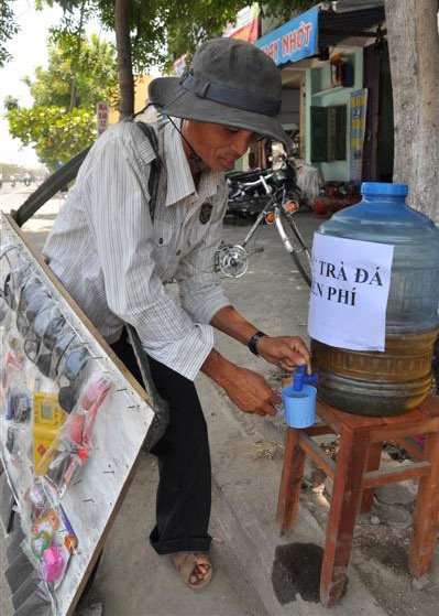 Bình trà đá miễn phí mát lòng người nghèo - 1 Bình trà đá miễn phí mát lòng người nghèo - 1