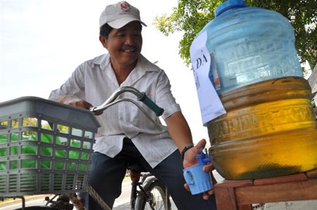 Bình trà đá miễn phí mát lòng người nghèo - 2 Bình trà đá miễn phí mát lòng người nghèo - 2