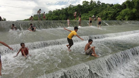 Phát hoảng nhìn trẻ nô nức trượt đập - 1