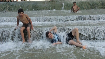 Phát hoảng nhìn trẻ nô nức trượt đập - 2