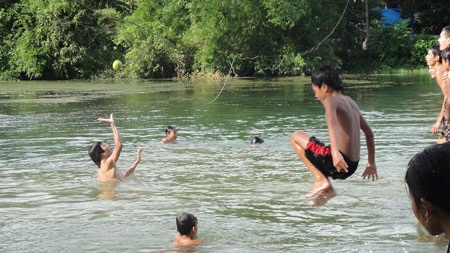 Phát hoảng nhìn trẻ nô nức trượt đập - 6