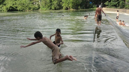 Phát hoảng nhìn trẻ nô nức trượt đập - 7