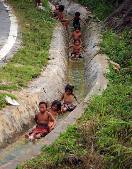 Thót tim xem trẻ trượt người trong rãnh nước - 1 Thót tim xem trẻ trượt người trong rãnh nước - 1