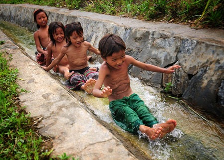 Thót tim xem trẻ trượt người trong rãnh nước - 2 Thót tim xem trẻ trượt người trong rãnh nước - 2