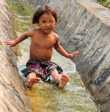 Thót tim xem trẻ trượt người trong rãnh nước - 3 Thót tim xem trẻ trượt người trong rãnh nước - 3