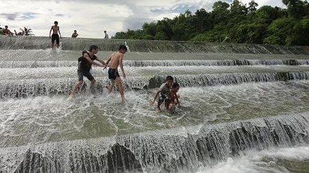 Phát hoảng nhìn trẻ nô nức trượt đập - 9