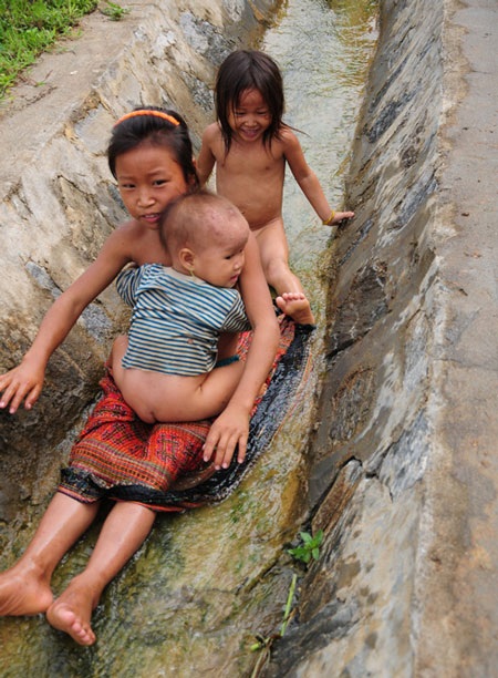 Thót tim xem trẻ trượt người trong rãnh nước - 4 Thót tim xem trẻ trượt người trong rãnh nước - 4