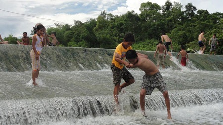 Phát hoảng nhìn trẻ nô nức trượt đập - 10