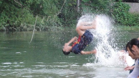 Phát hoảng nhìn trẻ nô nức trượt đập - 4