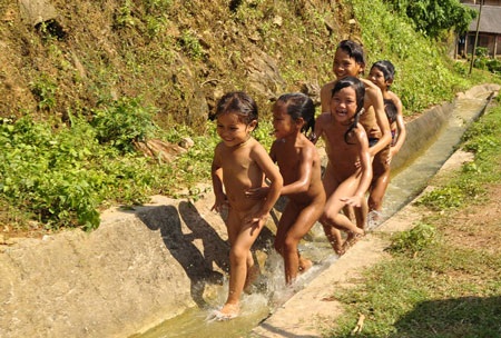 Thót tim xem trẻ trượt người trong rãnh nước - 5 Thót tim xem trẻ trượt người trong rãnh nước - 5