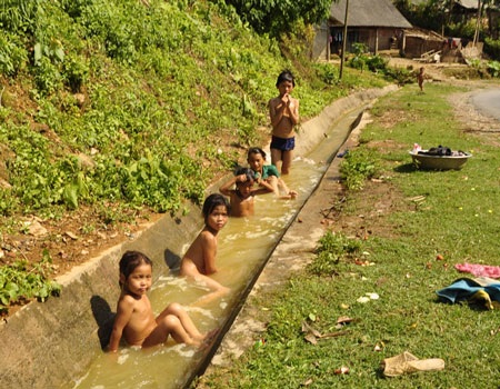 Thót tim xem trẻ trượt người trong rãnh nước - 6 Thót tim xem trẻ trượt người trong rãnh nước - 6