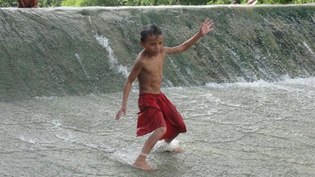 Phát hoảng nhìn trẻ nô nức trượt đập - 11