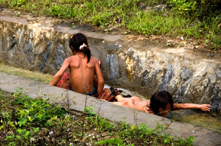 Thót tim xem trẻ trượt người trong rãnh nước - 7 Thót tim xem trẻ trượt người trong rãnh nước - 7