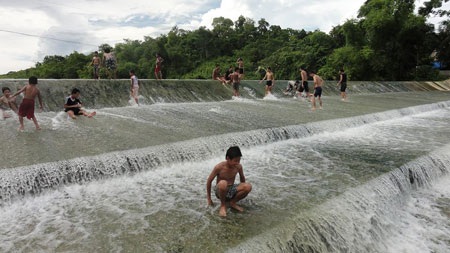 Phát hoảng nhìn trẻ nô nức trượt đập - 12