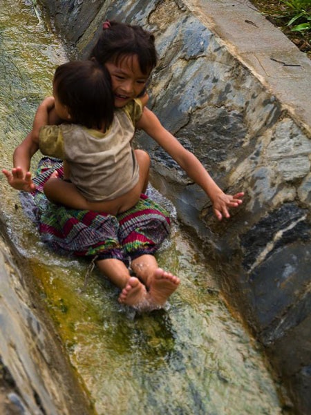 Thót tim xem trẻ trượt người trong rãnh nước - 8 Thót tim xem trẻ trượt người trong rãnh nước - 8