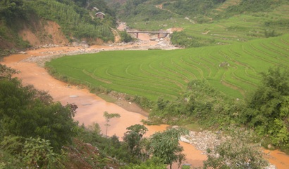 Nước suối Sa Pa đỏ ngầu vì bị đổ hàng ngàn m3 đất - 1