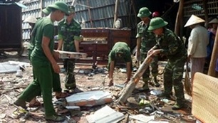 Lốc xoáy phá hỏng nhiều nhà cửa, cây xanh - 1