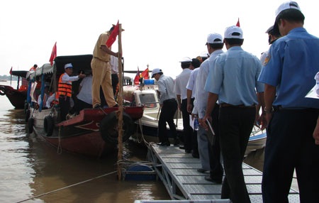 “Một bộ phận không nhỏ thiếu văn hóa khi tham gia giao thông đường thủy” - 2 “Một bộ phận không nhỏ thiếu văn hóa khi tham gia giao thông đường thủy” - 2