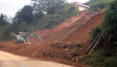 Nước suối Sa Pa đỏ ngầu vì bị đổ hàng ngàn m3 đất - 3