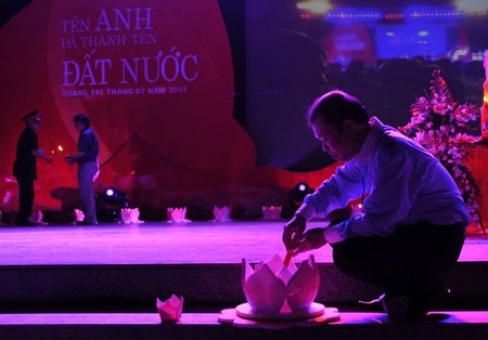 Thả 10.000 hoa đăng trên dòng Thạch Hãn - 1 Thả 10.000 hoa đăng trên dòng Thạch Hãn - 1