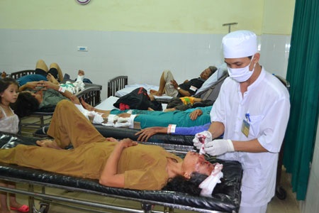 Xe khách húc xe tải, 19 người bị thương - 2 Xe khách húc xe tải, 19 người bị thương - 2