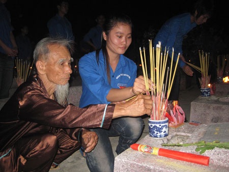 Hàng nghìn ngọn nến tri ân các anh hùng liệt sĩ - 13