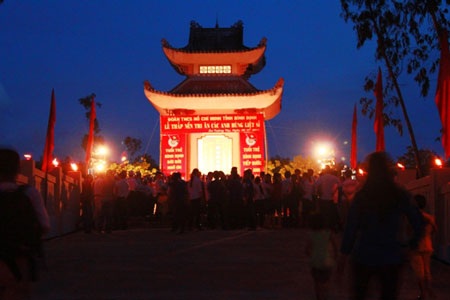 Hàng nghìn ngọn nến tri ân các anh hùng liệt sĩ - 15