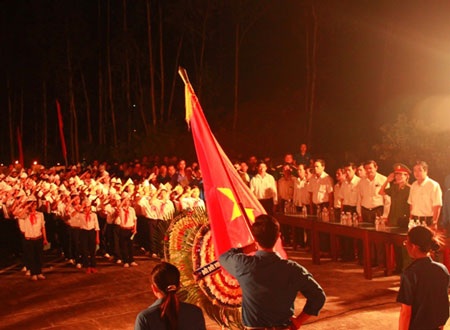 Hàng nghìn ngọn nến tri ân các anh hùng liệt sĩ - 16