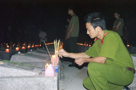 Hàng nghìn ngọn nến tri ân các anh hùng liệt sĩ - 14