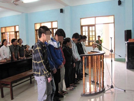 Giết nhầm người, 9 bị cáo trẻ nhận 1 án chung thân và 105 năm tù - 1 Giết nhầm người, 9 bị cáo trẻ nhận 1 án chung thân và 105 năm tù - 1