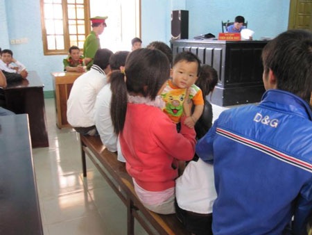 Giết nhầm người, 9 bị cáo trẻ nhận 1 án chung thân và 105 năm tù - 2 Giết nhầm người, 9 bị cáo trẻ nhận 1 án chung thân và 105 năm tù - 2