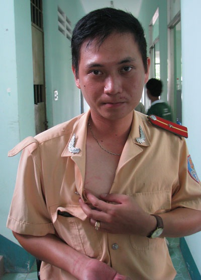 Khởi tố, bắt tạm giam Phó phòng Tư pháp tấn công CSGT - 1 Khởi tố, bắt tạm giam Phó phòng Tư pháp tấn công CSGT - 1
