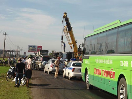 Lật xe, dân đổ xô ra “cướp” trái cây - 3 Lật xe, dân đổ xô ra “cướp” trái cây - 3