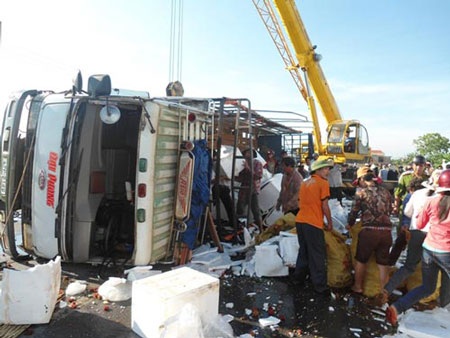 Lật xe, dân đổ xô ra “cướp” trái cây - 1 Lật xe, dân đổ xô ra “cướp” trái cây - 1