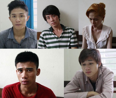 Bắt đối tượng mua bán “hàng đá” trước cổng bệnh viện - 1 Bắt đối tượng mua bán “hàng đá” trước cổng bệnh viện - 1