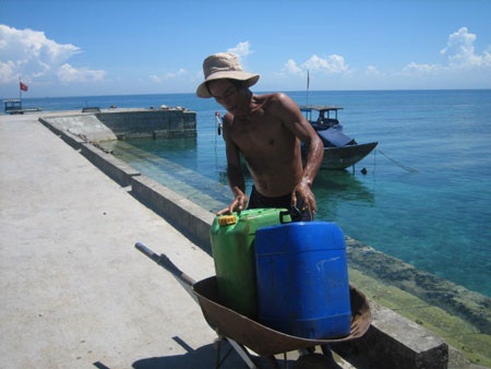 Xuất kho dự trữ nước ngọt cấp cho dân đảo Bé - 2