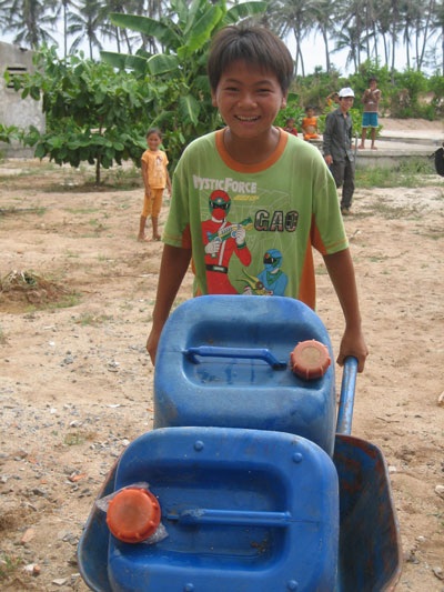 Xuất kho dự trữ nước ngọt cấp cho dân đảo Bé - 4