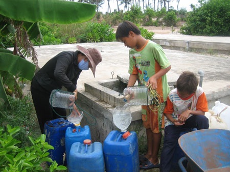 Xuất kho dự trữ nước ngọt cấp cho dân đảo Bé - 1