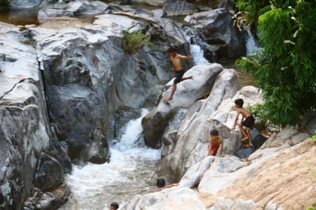 Gần chục đứa trẻ nhảy thác ở độ cao 5m - 1 Gần chục đứa trẻ nhảy thác ở độ cao 5m - 1