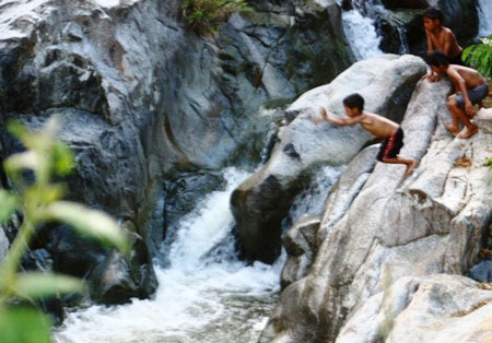 Gần chục đứa trẻ nhảy thác ở độ cao 5m - 2 Gần chục đứa trẻ nhảy thác ở độ cao 5m - 2