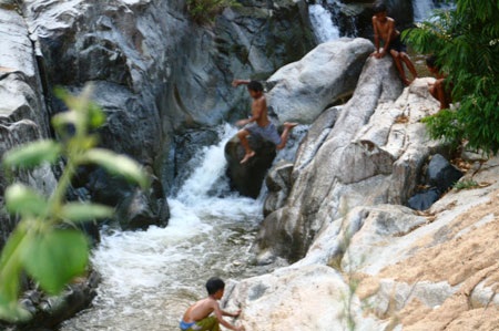 Gần chục đứa trẻ nhảy thác ở độ cao 5m - 3 Gần chục đứa trẻ nhảy thác ở độ cao 5m - 3