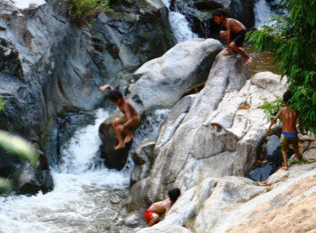 Gần chục đứa trẻ nhảy thác ở độ cao 5m - 4 Gần chục đứa trẻ nhảy thác ở độ cao 5m - 4