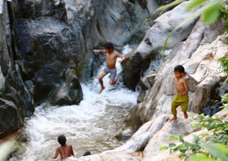 Gần chục đứa trẻ nhảy thác ở độ cao 5m - 5 Gần chục đứa trẻ nhảy thác ở độ cao 5m - 5