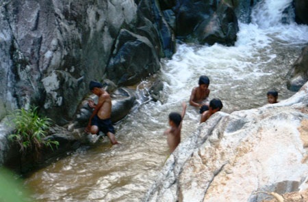 Gần chục đứa trẻ nhảy thác ở độ cao 5m - 6 Gần chục đứa trẻ nhảy thác ở độ cao 5m - 6