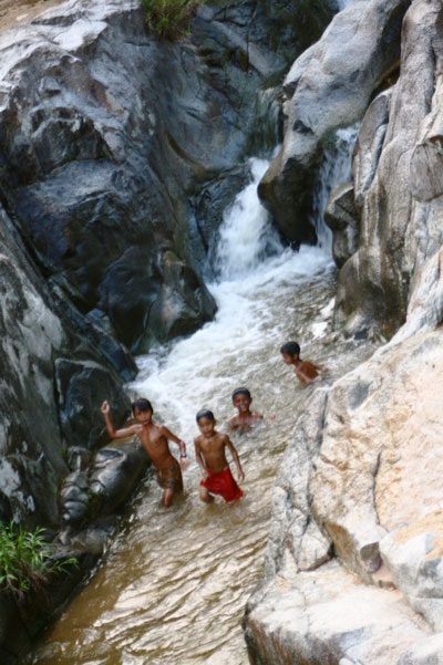 Gần chục đứa trẻ nhảy thác ở độ cao 5m - 7 Gần chục đứa trẻ nhảy thác ở độ cao 5m - 7