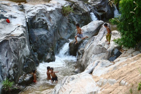 Gần chục đứa trẻ nhảy thác ở độ cao 5m - 8 Gần chục đứa trẻ nhảy thác ở độ cao 5m - 8