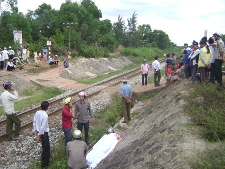 Bị tàu hoả tông, một người chết tại chỗ - 1 Bị tàu hoả tông, một người chết tại chỗ - 1